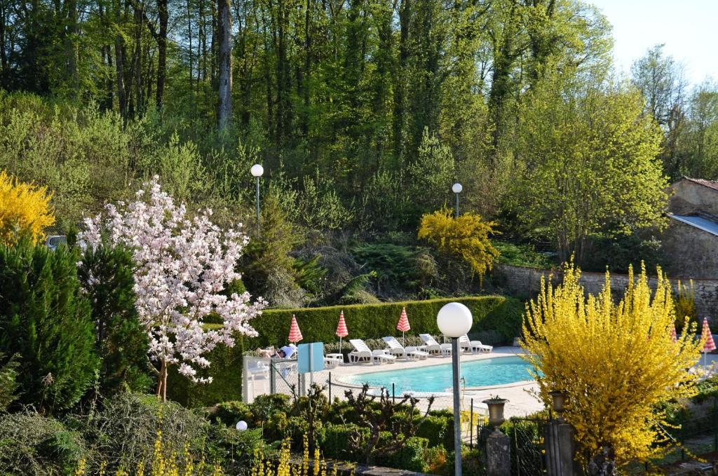 Hotel Et Studios D'Orfeuil Bourbonne-les-Bains Room photo